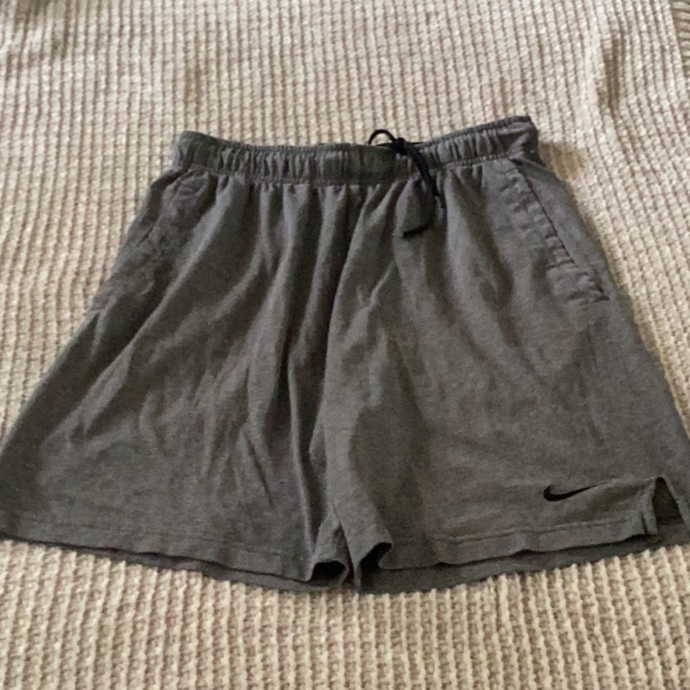 Women Nike size small shorts color is gray